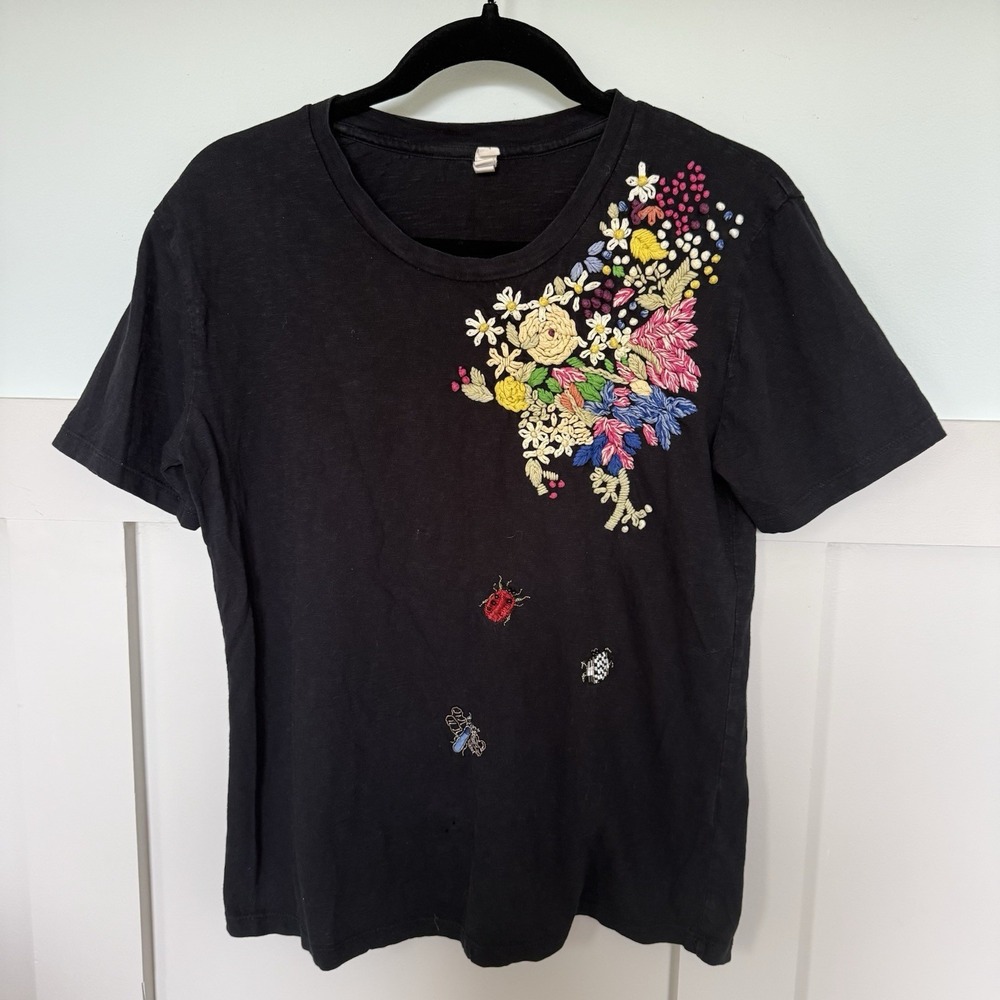 TINY BY ANTHROPOLOGIE Embroidered Floral Short Sleeve T-shirt SMALL Black FLAW